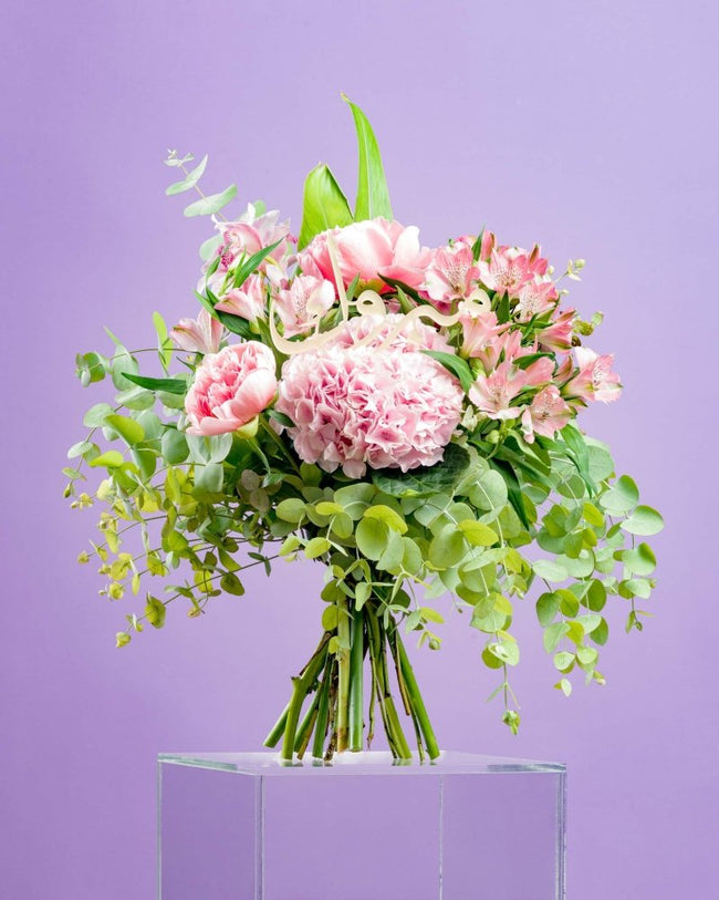 Blooms & Cake|Graduation Bundle - Alissar Flowers Amman