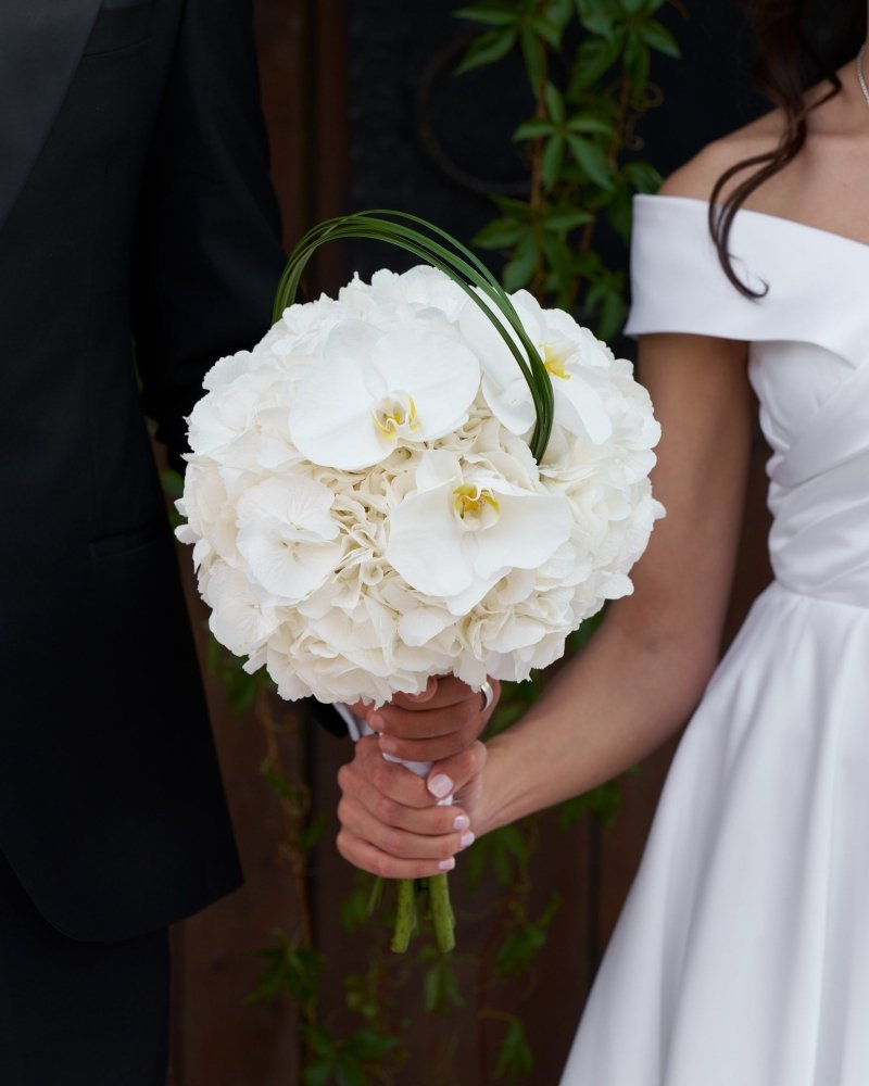 She Mesmerizes|Bridal Bouquet - Alissar Flowers Amman